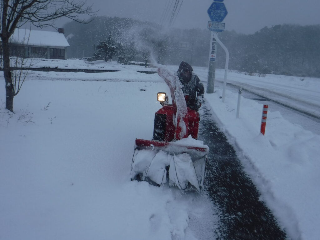 弊社周辺の歩道の除雪作業